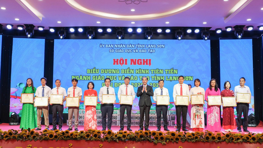 Ông Hoàng Quốc Tuấn, Giám đốc Sở GD&ĐT Lạng Sơn trao tặng khen thưởng cho các cá nhân có nhiều thành tích xuất sắc. 29e6b207022b8a75d33a.jpg