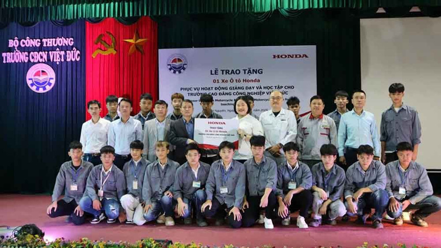 Đại diện Trường Cao đẳng Công nghiệp Việt Đức, Khoa Công nghệ ô tô nhận trao tặng của Honda Việt Nam.