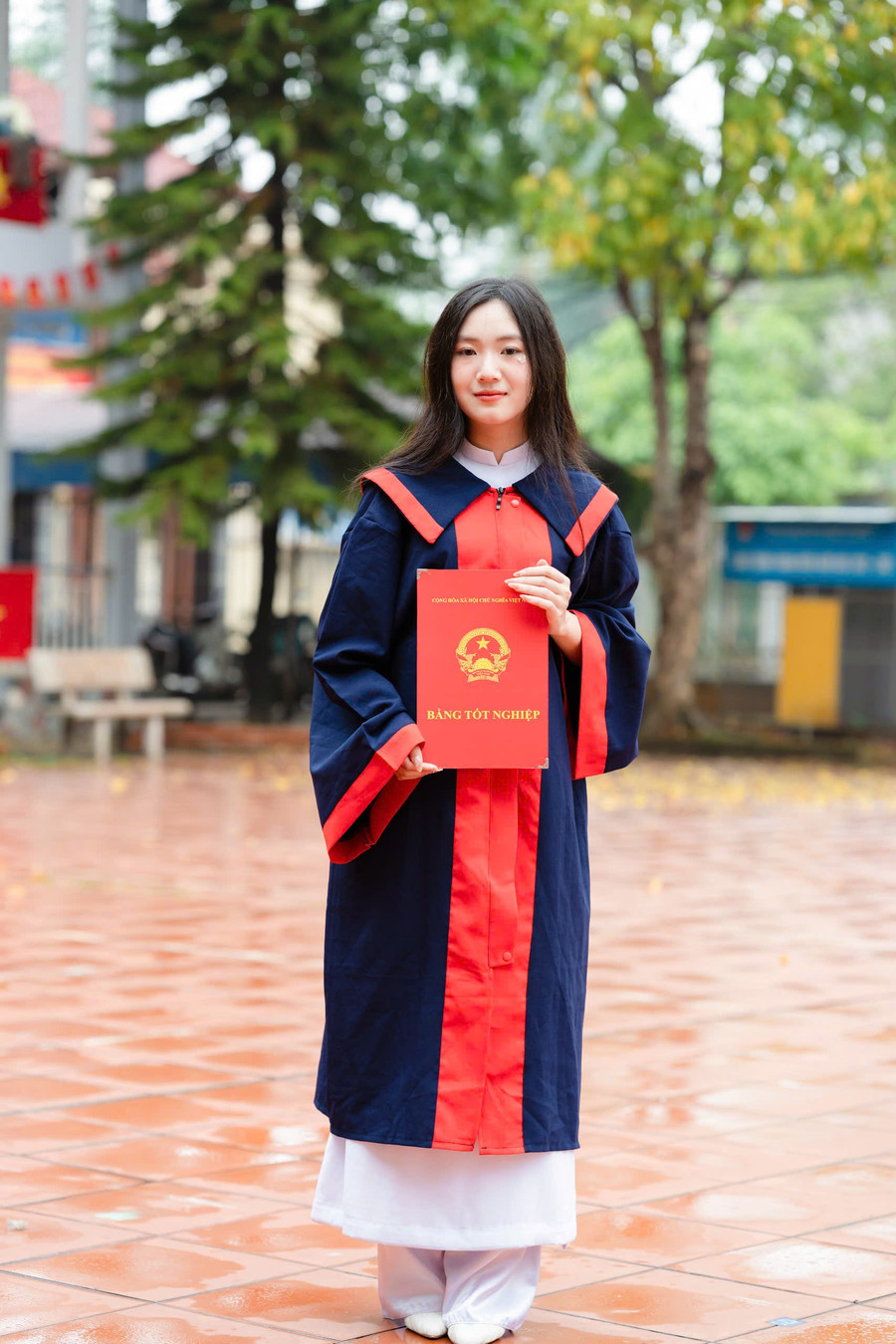 Đàm Thị Thanh Hằng xuất sắc trở thành thủ khoa toàn tỉnh với tổng điểm 4 môn đạt 37 điểm. dam-thi-thanh-hang-1.jpg