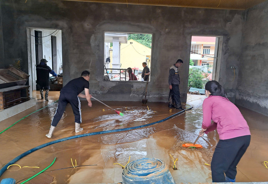 Một số trường học đang xây dựng, sửa chữa chịu thiệt hại nặng do không kịp chuyển tài sản lên cao. cao-bang-khac-phuc-hau-qua-mua-bao-4.jpg