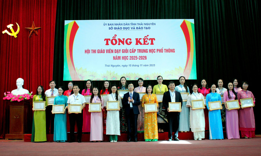 Ông Đào Xuân Tân, Phó Giám đốc Sở GD&ĐT Thái Nguyên trao thưởng cho các Trung Tâm Đăng Nhập MM88 Chính Thức Mới tại Hội thi.