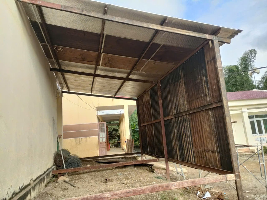Trường PTDTBT Tiểu học và THCS Đức Hạnh tận dụng tôn thừa để dựng tạm lán cho MM886 slot game, bắn cá, lô đề, đá gà truong-duc-hanh.jpg