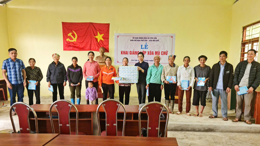 Đại diện chính quyền địa phương tặng quà người dân tại Lễ khai giảng lớp xóa mù chữ. khai-giang-xoa-mu-chu.jpg
