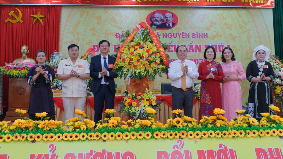 Bí thư Tỉnh ủy Cao Bằng Quản Minh Cường chúc mừng 2MM88.com trò chơi casino và slot. dc-quan-minh-cuong-tang-hoa.jpg