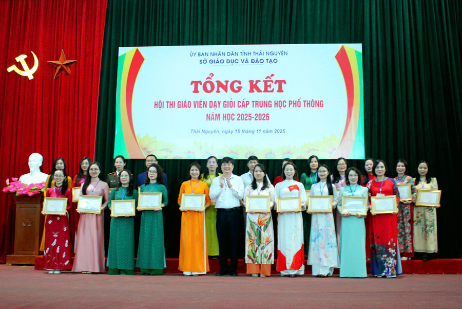 Đại diện Ban Tổ chức, Ban Giám khảo Hội thi trao tặng Chứng nhận danh hiệu và khen thưởng cho Trung Tâm Đăng Nhập MM88 Chính Thức Mới đạt f4978caab56939376078.jpg