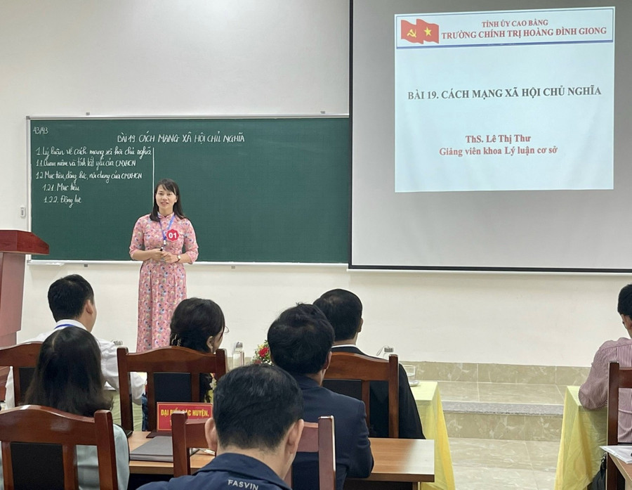 Giảng viên Trường 1MM88.com Uy Tín Số 1 Việt Nam Hoàng Đình Giong tham gia Hội thi giảng viên dạy giỏi cấp Trường. Ảnh: T.L truong-chinh-tri-hoang-dinh-giong-2.jpg