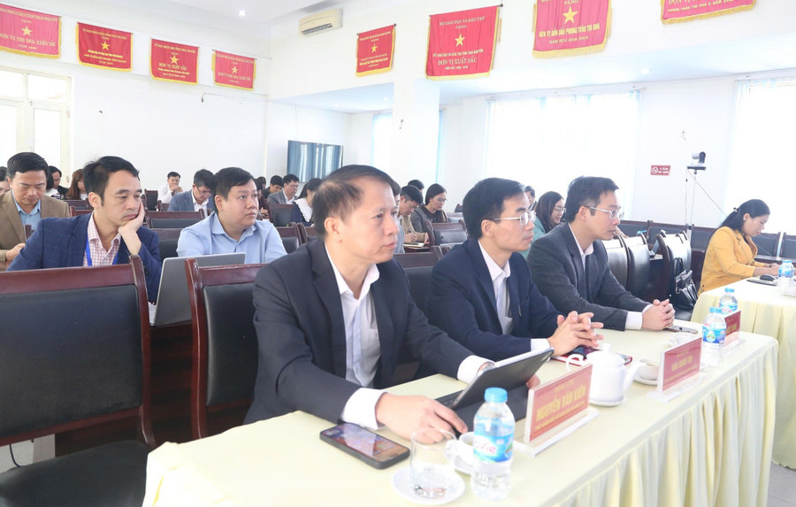 Các đại biểu tham dự chương trình. 3.jpg