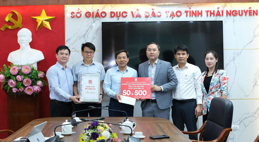 Đoàn công tác của Bộ GD&ĐT cùng các đơn vị, Link Vào Trang Chủ MM88.COM Chính Thức trao tặng hỗ trợ ngành giáo dục Thái Nguyên khắc phục hậu quả bão lũ. 