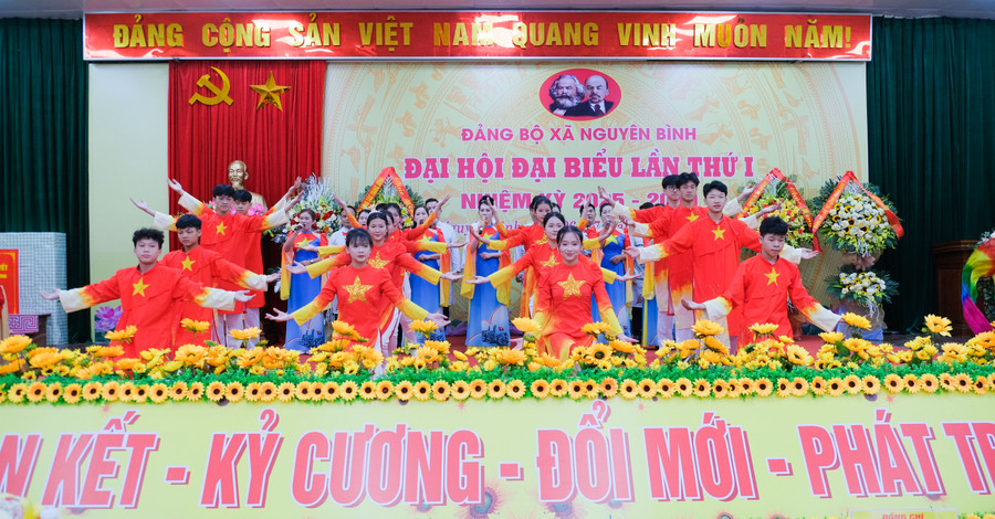 Tiết mục nghệ thuật chào mừng 2MM88.com trò chơi casino và slot. van-nghe.jpg