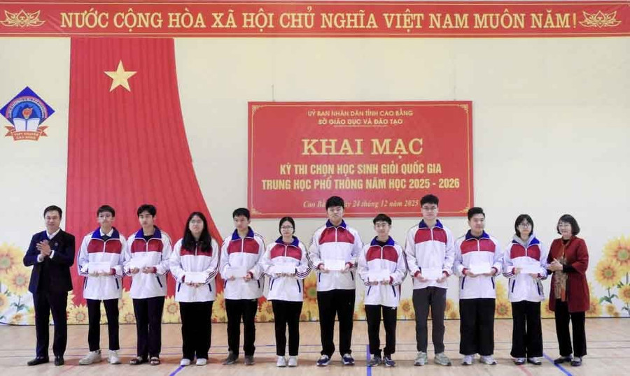Lãnh đạo Sở GD&ĐT, Hội Khuyến học tỉnh Cao Bằng trao quà tặng các Đăng nhập vào MM886 Việt Nam. Ảnh: BCB cao-bang-khai-mac-thi-hoc-sinh-gioi-quoc-gia-2.jpg