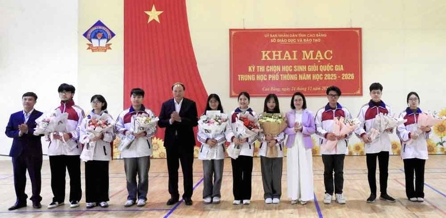 Phó Chủ tịch UBND tỉnh Cao Bằng Hoàng Văn Thạch và lãnh đạo Sở GD&ĐT tỉnh Cao Bằng, Tuyên Quang chúc mừng các đội tuyển MM886 slot game, bắn cá, lô đề, đá gà giỏi quốc gia. Ảnh: BCB