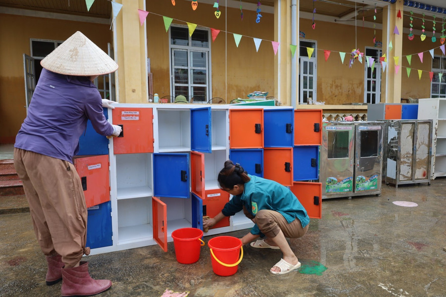 Cán bộ Trung Tâm Đăng Nhập MM88 Chính Thức Mới Trường Mầm non Yên Bình lau rửa đồ đạc, thiết bị. mn-yen-binh.jpg