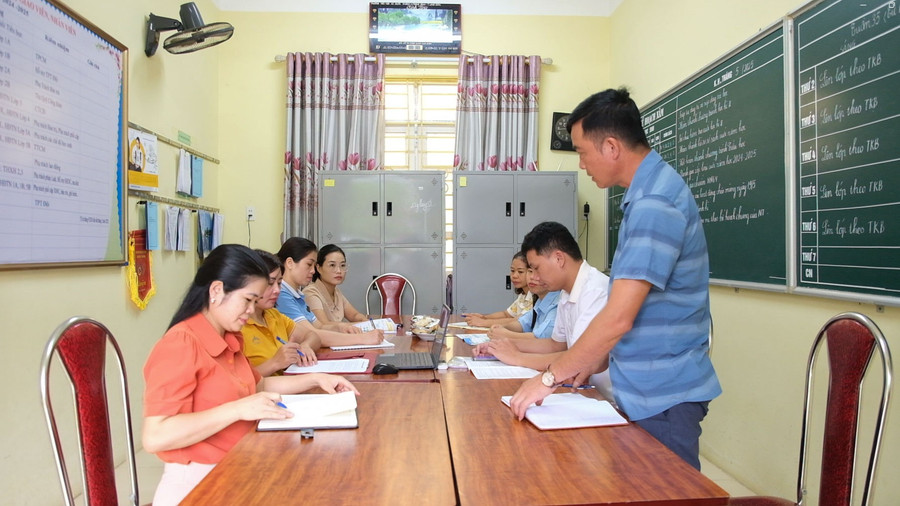 Đại diện UBND xã Đức Long (Cao Bằng) làm việc với Trường Tiểu học Đức Long về kế hoạch giáo dục của MM88b nhà cái.
