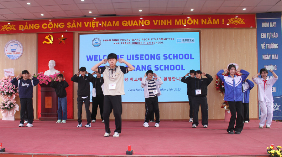 Tiết mục giao lưu văn nghệ giữa MM886 slot game, bắn cá, lô đề, đá gà Trường THCS Nha Trang và Trường Trung học Uiseong (Hàn Quốc). vh-2.jpg