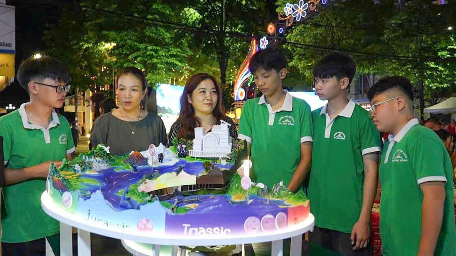 Cô và trò Trường THCS Hợp Giang đã đưa mô hình ra phố đi bộ Kim Đồng. giai-nhat-sang-tao-cao-bang.jpg