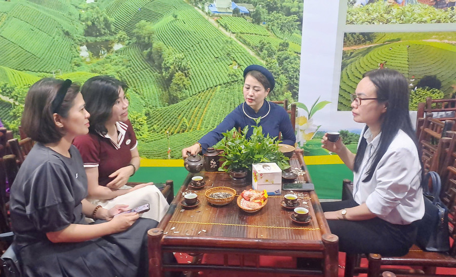 Du khách thưởng trà tại chương trình. 8dcc9c30725ec000994f.jpg