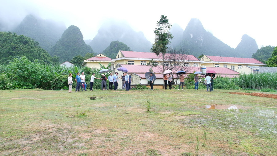 Đoàn công tác liên ngành của tỉnh Cao Bằng khảo sát vị trí xây dựng trường nội trú liên cấp tại xã Bế Văn Đàn.