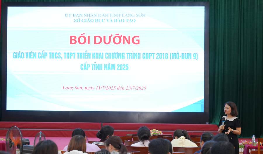 Báo cáo viên trao đổi nội dung tại chương trình tập huấn. ls-1.jpg