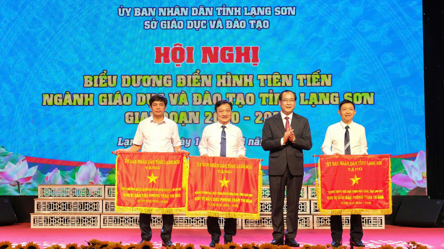 Ông Dương Xuân Huyên, Phó Chủ tịch Thường trực UBND tỉnh Lạng Sơn trao tặng Cờ thi đua của UBND tỉnh cho các tập thể đạt nhiều thành tích xuất sắc. 72446db3f99f71c1288e.jpg