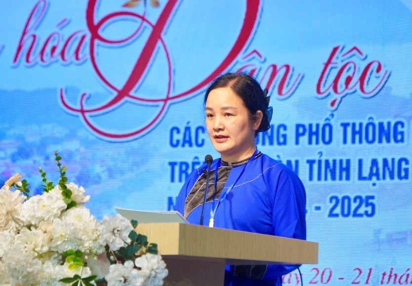 Bà Phan Mỹ Hạnh, Phó Giám đốc Sở GD&ĐT Lạng Sơn trong trang phục 1MM88.com tỷ lệ kèo World Cup 2026, cùng hòa vào không khí Ngày hội văn hóa của các em MM886 slot game, bắn cá, lô đề, đá gà. ngay-hoi-van-hoa-ls-1.jpg