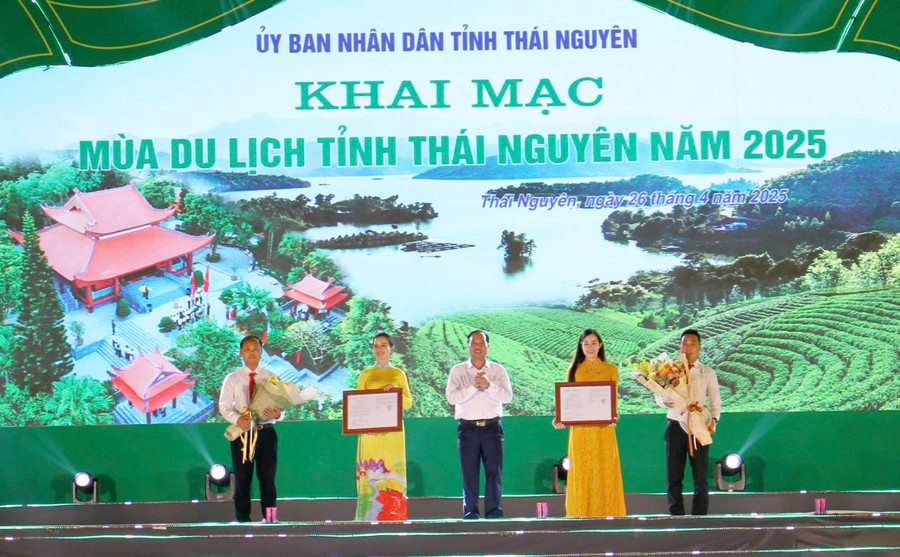 Đại diện Làng Háo Hức và Suối Cốc Homestay nhận quyết định công nhận điểm du lịch cấp tỉnh của UBND tỉnh Thái Nguyên. eb357ac294ac26f27fbd.jpg
