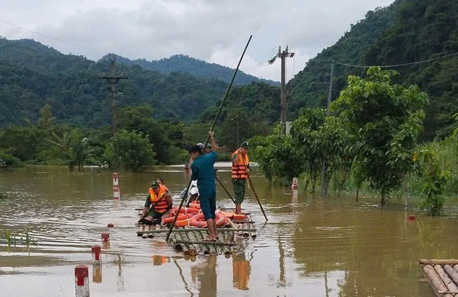 Vào mùa mưa lũ, nhiều lần em Vi Thị Thảo Quyên con chị Nông Thị Lê xóm Bản Pò, xã Đức Long (Cao Bằng), phải vượt lũ đến trường. den-truong-duc-long.jpg