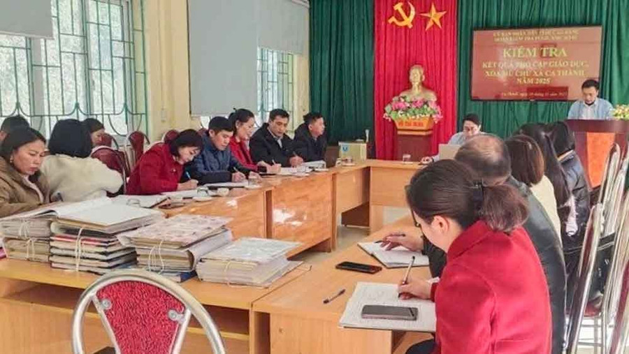 Đoàn kiểm tra công tác phổ cập giáo dục, xoá mù chữ của tỉnh Cao Bằng làm việc tại xã Ca Thành. xoa-mu-chu-ca-thanh.jpg