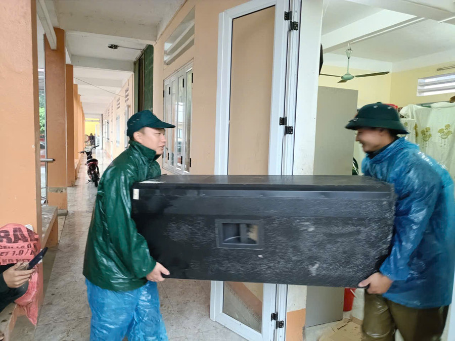 Lực lượng chức năng tỉnh Cao Bằng hỗ trợ di chuyển tài sản của trường học đến nơi an toàn trong bão số 10. lut-bao-cao-bang-xuan-truong-3.jpg