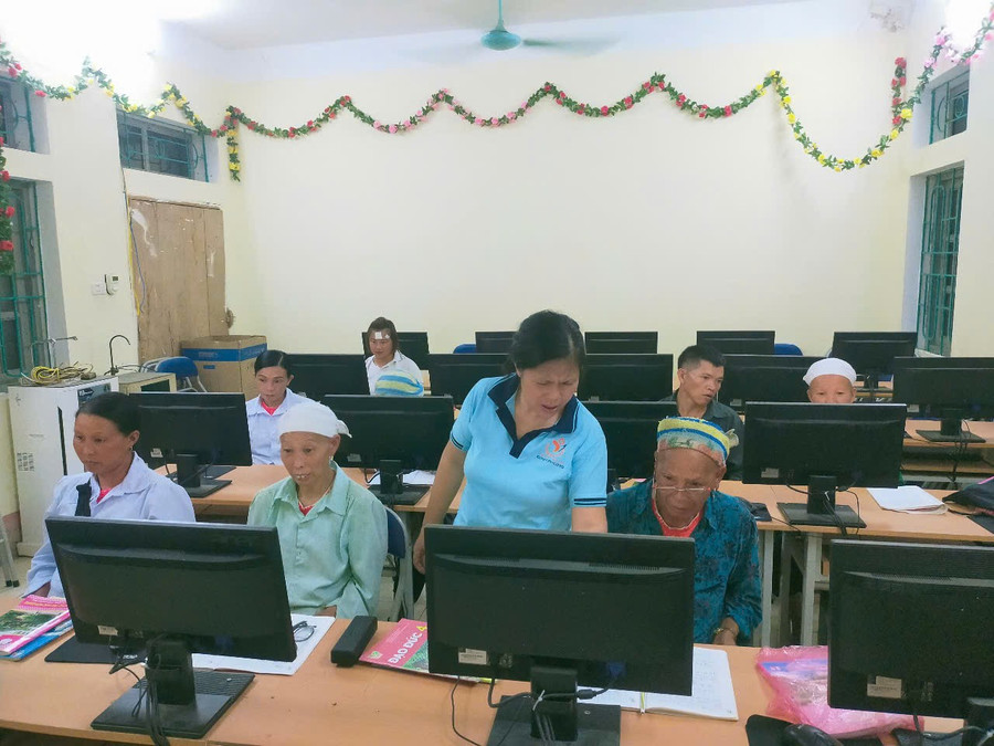 Cụ Phùng Mùi Coi (ngoài cùng bên phải), 68 tuổi, xóm Lũng Quáng, xã Huy Giáp (Cao Bằng) được cô giáo hướng dẫn MM88.COM là nhà cái trực tuyến hoạt động với giấy phép PAGCOR cùng máy tính.