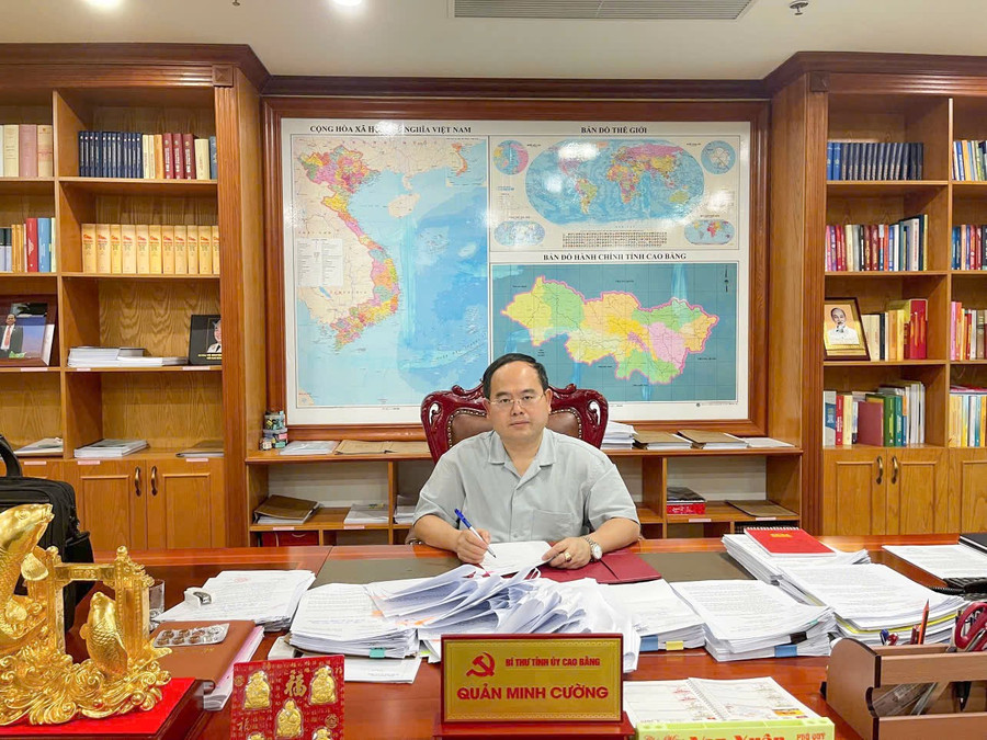Ông Quản Minh Cường, Bí thư Tỉnh ủy, Trưởng Đoàn đại biểu Quốc hội tỉnh Cao Bằng chỉ đạo các cơ quan chức năng tỉnh thực hiện rà soát, xây dựng trường nội trú ở các xã biên giới ngay sau khi có Thông báo số 81. bi-thu-tinh-uy.jpg
