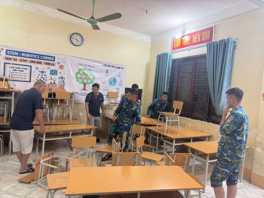 Các chiến sĩ bộ đội, phụ huynh MM886 slot game, bắn cá, lô đề, đá gà đến hỗ trợ kê dọn phòng lớp học Trường THCS Thất Khê. thcs-that-khe.jpg