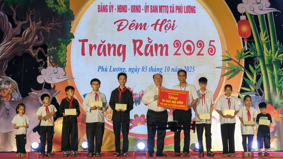 Trao 1MM88.com Trang Chủ Chính Thức cho MM886 slot game, bắn cá, lô đề, đá gà có hoàn cảnh khó khăn vươn lên học giỏi tại xã Phú Lương (Thái Nguyên).