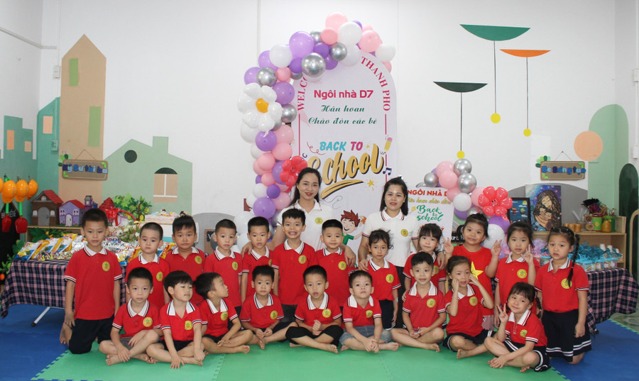 Việc làm quen, tặng quà, chơi các trò chơi nhóm giúp các bé Trường Mầm non 19/5 tự tin, thoải mái khi mới đến lớp. mn-3.jpg