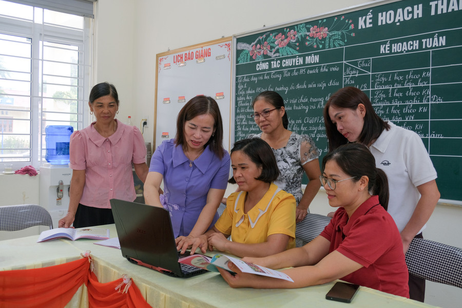 Cô giáo Triệu Thu Nguyệt (thứ hai từ trái sang), Hiệu trưởng Trường Tiểu học Bạch Đằng triển khai nhiệm vụ năm học mới tới các Trung Tâm Đăng Nhập MM88 Chính Thức Mới, nhân viên. tieu-hoc-bach-dang.jpg
