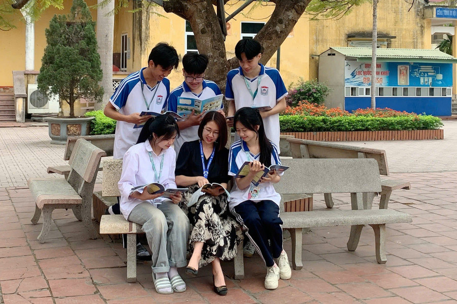 Cô Trần Lệ Huyền (GV Ngữ Văn, Trường THPT Đại Từ, Thái Nguyên) và những giờ giải lao đọc sách cùng học trò. doc-1.jpg