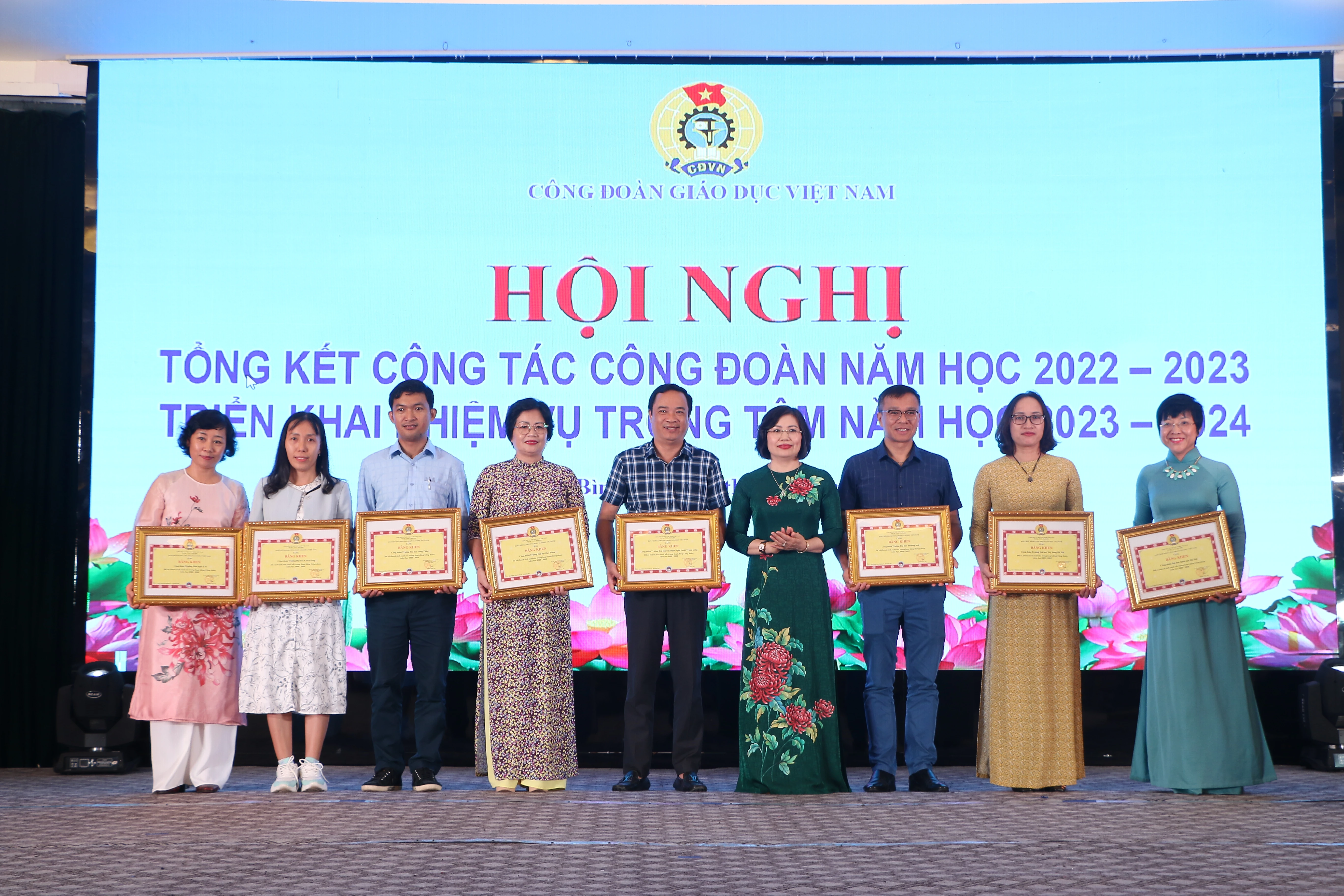 Bà Đặng Hoàng Anh - Phó Chủ tịch Công đoàn Giáo dục Việt Nam tặng thưởng cho các đơn vị, cá nhân xuất sắc.