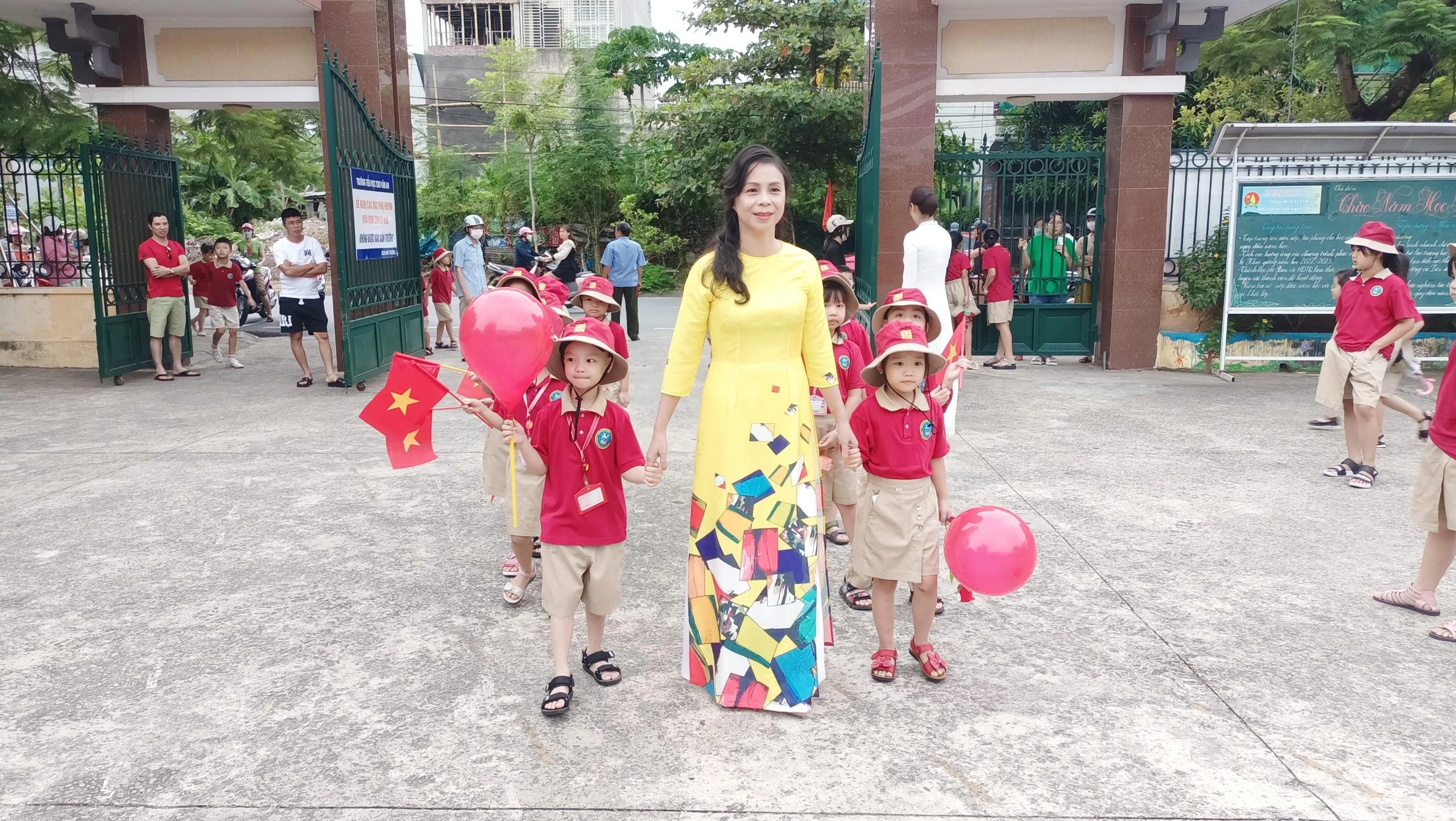 Cô Trần Thị Minh Thúy – Hiệu trưởng Trường Tiểu học Chu Văn An trực tiếp dắt tay các em MM886 slot game, bắn cá, lô đề, đá gà khối 1 vào trường dự khai giảng năm học mới trong không khí hân hoan. Cô Trần Thị Minh Thúy – Hiệu trưởng Trường Tiểu học Chu Văn An trực tiếp dắt tay các em MM886 slot game, bắn cá, lô đề, đá gà khối 1 vào trường dự khai giảng năm học mới trong không khí hân hoan.