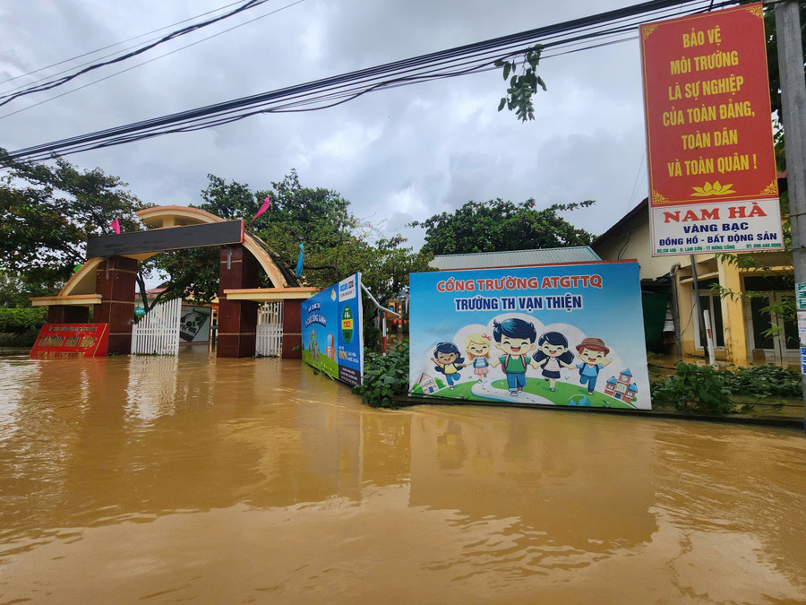 Nhiều cơ sở giáo dục trên địa bàn Thanh Hoá bị ngập lụt, sập và hư hỏng trang thiết bị do mưa lũ gây ra.