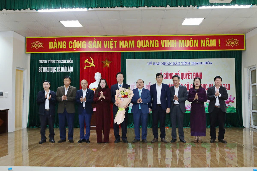 Ban Giám đốc và đại diện các phòng chuyên môn Sở GD&ĐT tặng hoa chúc mừng tân Giám đốc Sở. anh-cong-bo-5.jpg