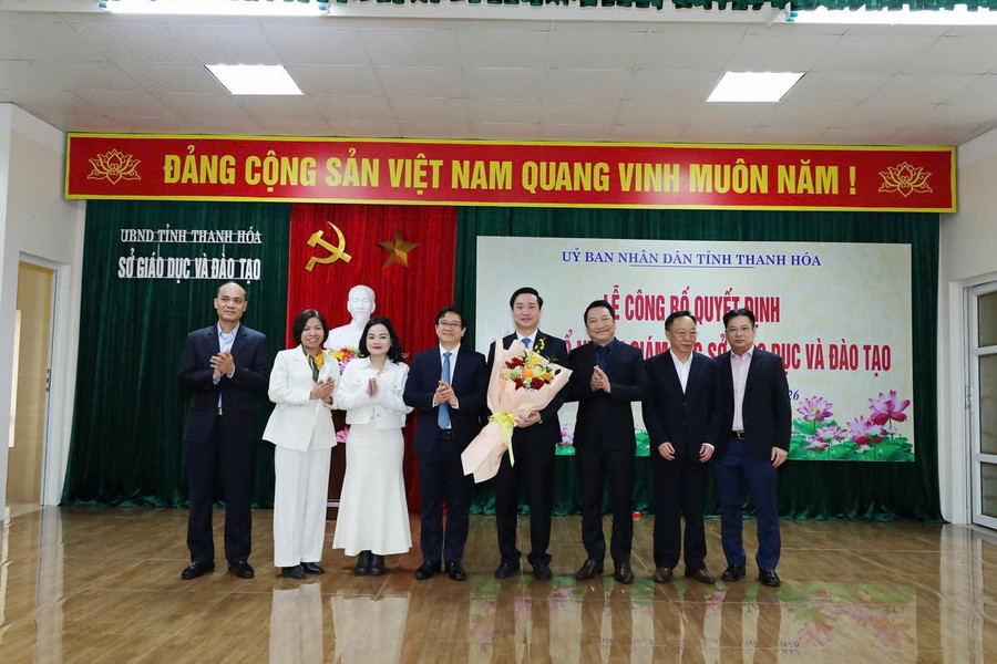 Đại diện Vụ Giáo dục Phổ thông tặng hoa chúc mừng tân Giám đốc Sở GD&ĐT. anh-cong-bo-3.jpg