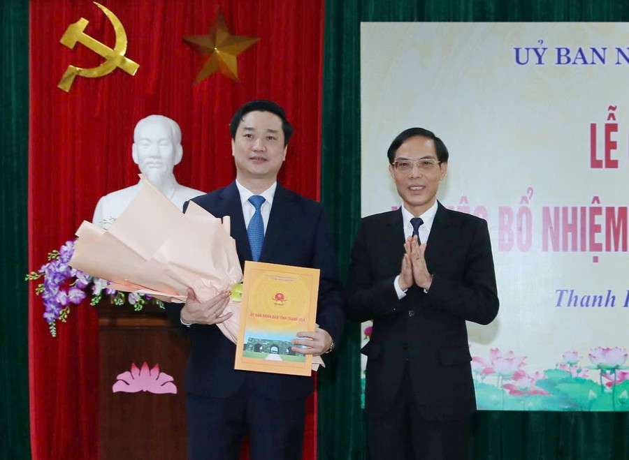 Lãnh đạo UBND tỉnh Thanh Hoá trao quyết định và tặng hoa chúc mừng tân Giám đốc Sở GD&ĐT. anh-cong-bo-2.jpg