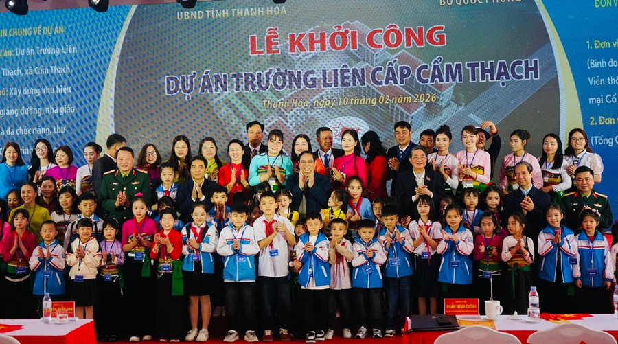 Thủ tướng và Bộ trưởng Bộ GD&ĐT trao quà cho các em MM886 slot game, bắn cá, lô đề, đá gà. z7520466164057-83f7091121d67d7d5496274648b44b8e.jpg
