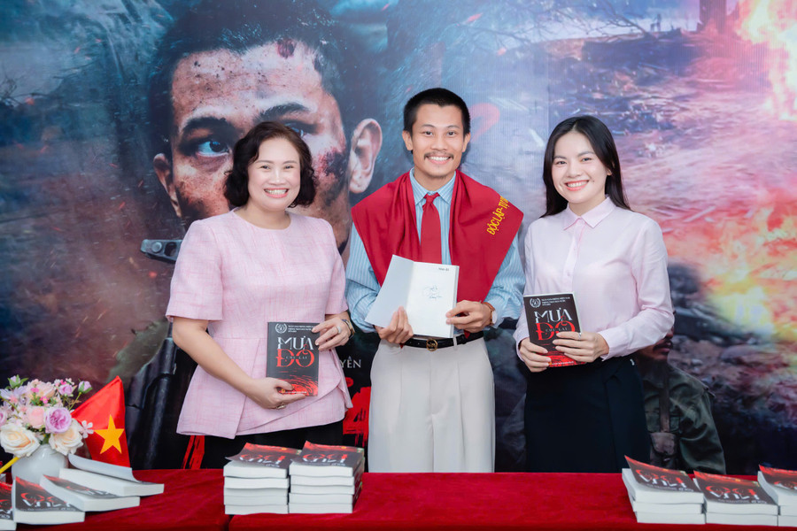 Bà Nguyễn Thị Lan, Phó Chủ tịch HĐQT, nhà sáng lập Hệ thống Giáo dục Nobel School (bìa trái) đón nhận sách c63ee3aeeb2f6071393e.jpg