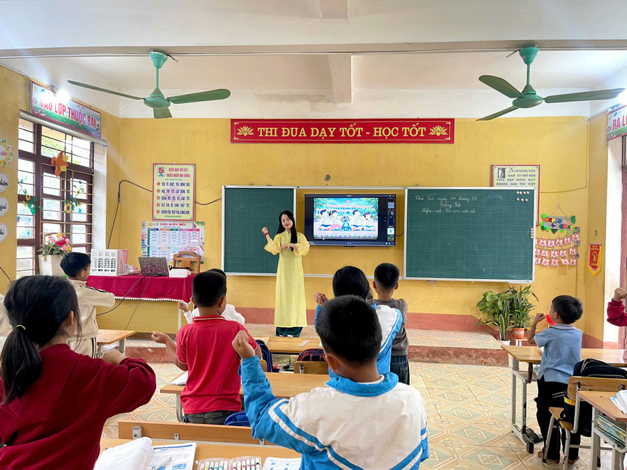 Cô trò Trường Tiểu học Lương Trung, xã Quý Lương (Thanh Hóa) trong tiết học kỹ năng sống.