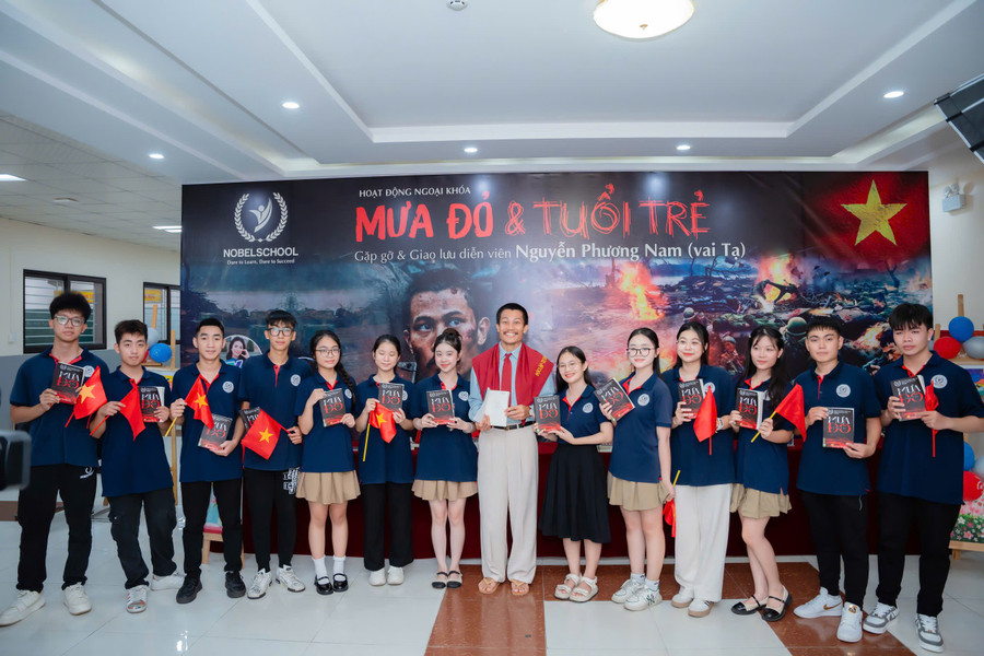 Diễn viên Phương Nam trao tặng sách