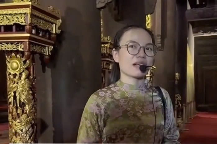 Nữ hướng dẫn viên thuyết minh sai lệch về nhà Tây Sơn, trong đoạn clip lan truyền trên mạng xã hội. Ảnh cắt từ clip