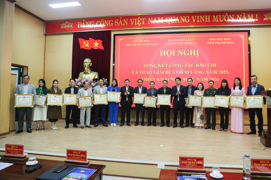 16 cá nhân có thành tích xuất sắc được Chủ tịch UBND tỉnh tặng Bằng khen. z7368493555678-06716ca01b616d9e2885785916b1ae21.jpg