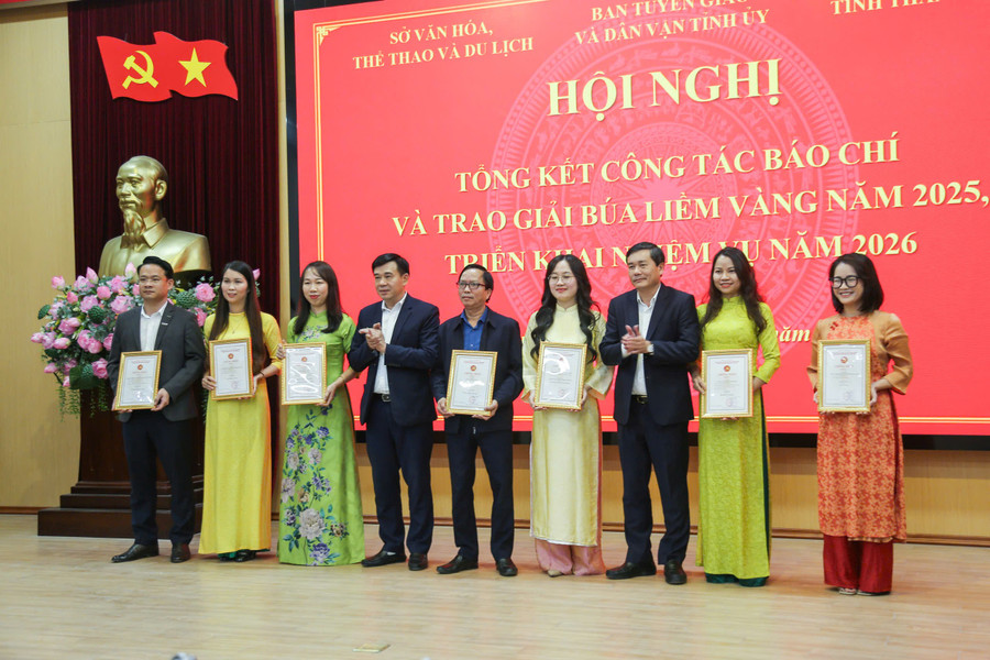 Phóng viên Thế Lượng (thứ 5 từ phải qua) đoạt giải C giải Báo chí Búa Liềm vàng. z7368493843327-e46b1e883405ea6dbbcc8c3c113437d5.jpg