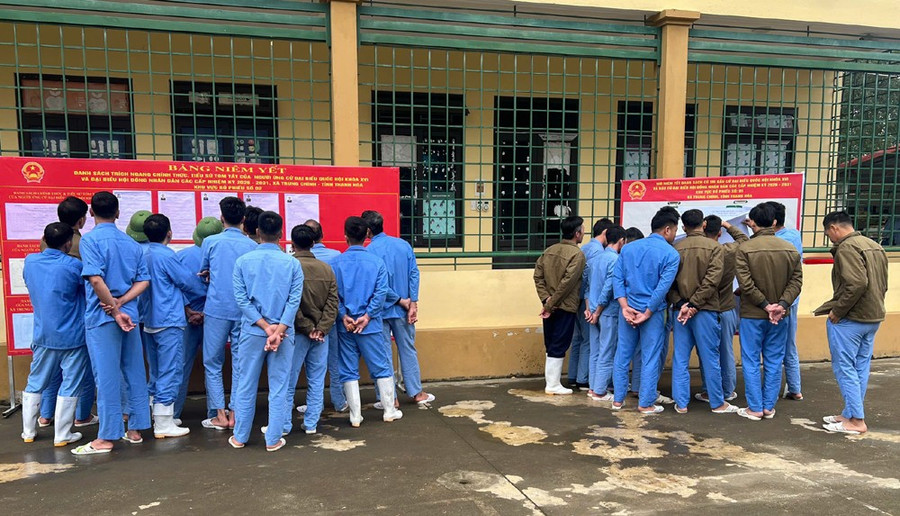 Các học viên tích cực tìm hiểu thông tin đại biểu qua các danh sách đã được niêm yết công khai trong các cơ sở. z7588611630399-35186c723015b7bf2ef70fa98c34ab7e1.jpg