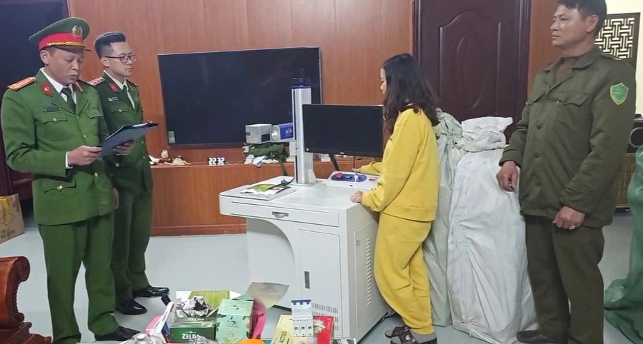 Cảnh sát khám xét nơi sản xuất, nơi cất giấu hàng hoá của các đối tượng.